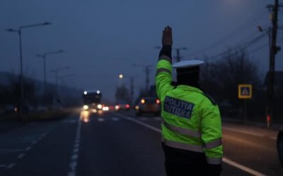 Două persoane, ambele în vârstă de 17 ani, au ajuns la spital după ce motocicleta pe care se aflau a fost implicată într-un accident rutier pe DN 7, în apropiere de localitatea Simeria, județul HUNEDOARA