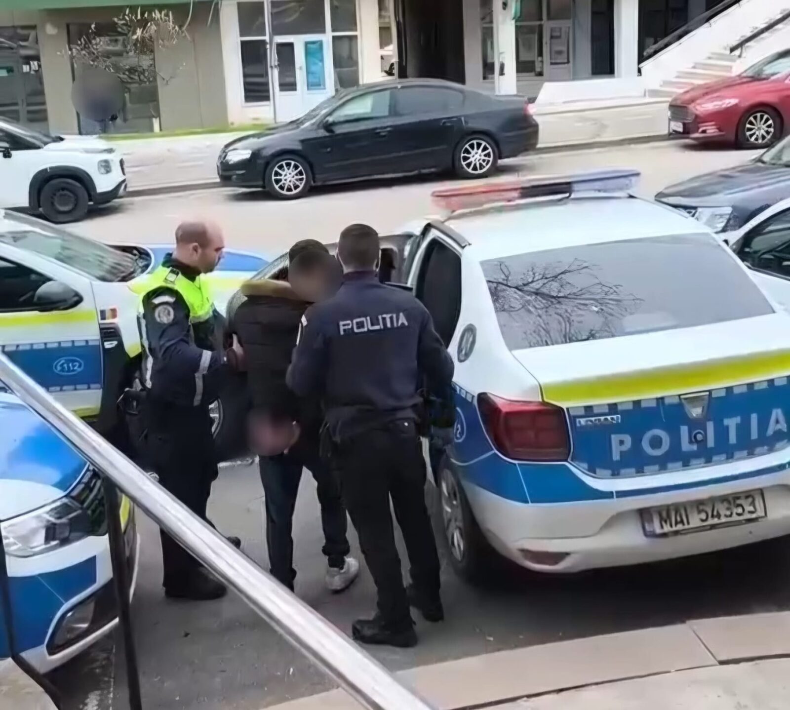 Tânăr brutal: Pumn în față pentru un polițist, după o banală cerere