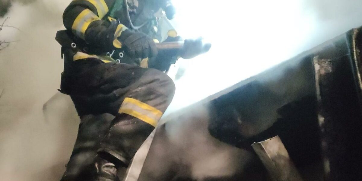 Incendiu uriaș la un service auto din Galați: Pompierii au găsit o victimă