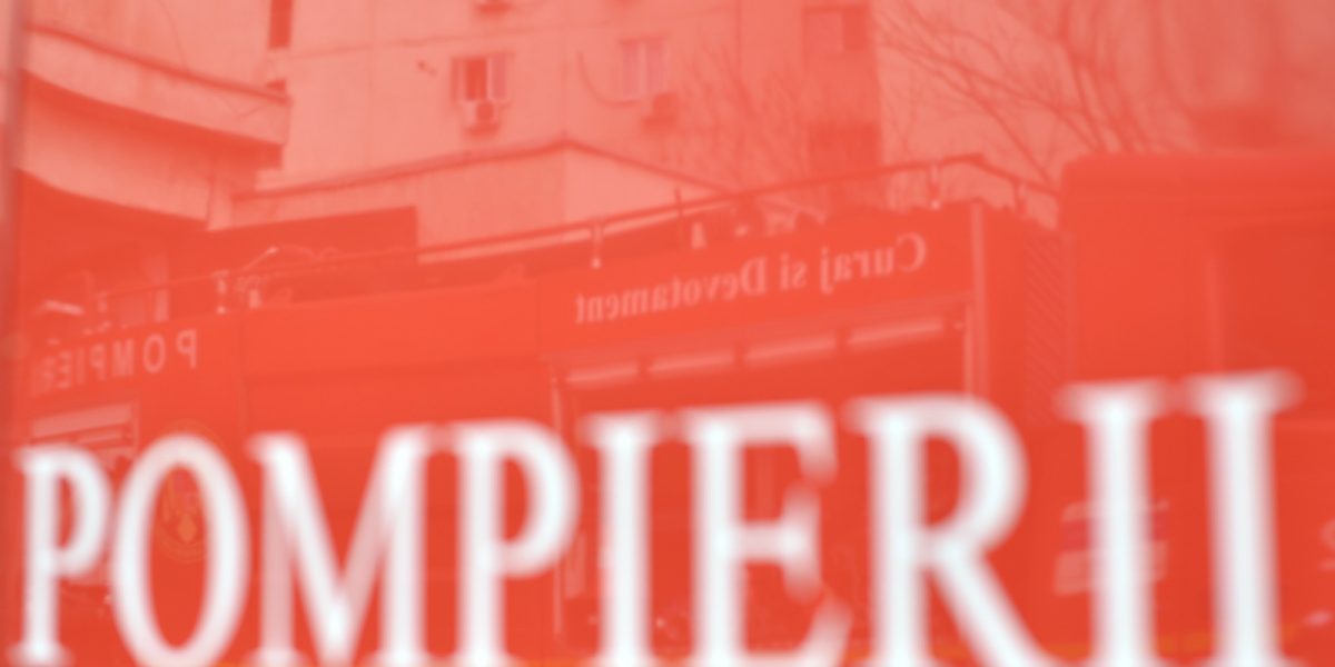 Incendiu major la o clădire istorică din Câmpina Un incendiu puternic a izbucnit într-o clădire dezafectată din Câmpina, aparținând fostului Institut de Petrol și Gaze