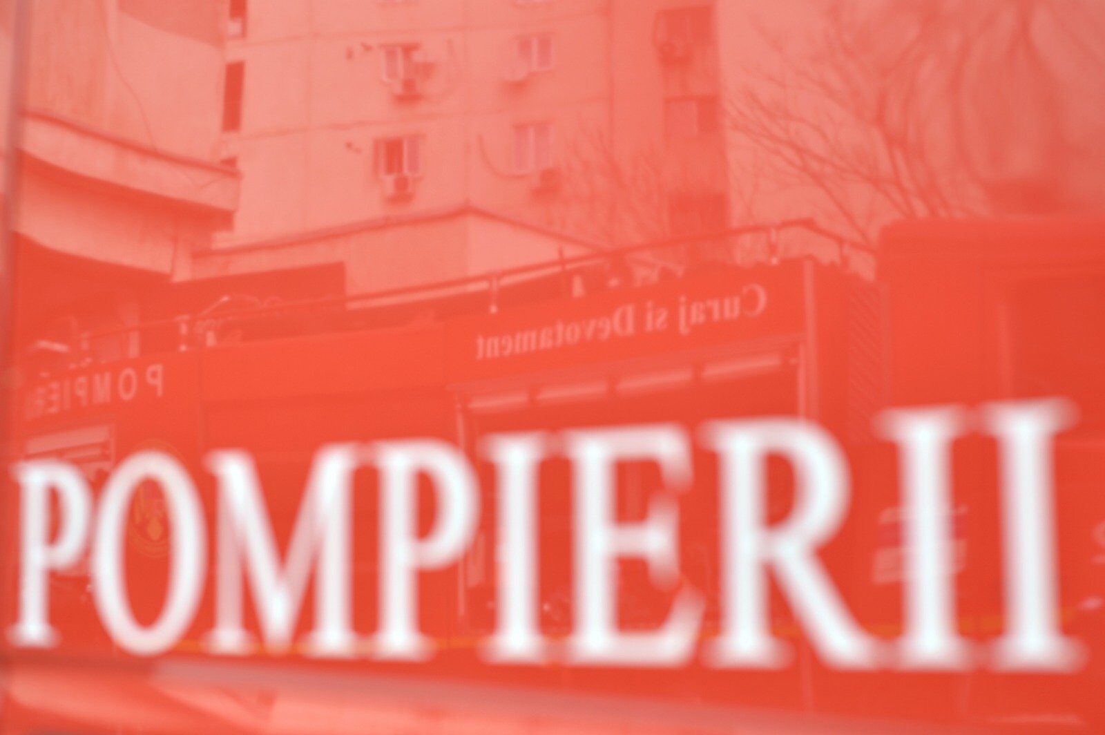 Incendiu major la o clădire istorică din Câmpina Un incendiu puternic a izbucnit într-o clădire dezafectată din Câmpina, aparținând fostului Institut de Petrol și Gaze