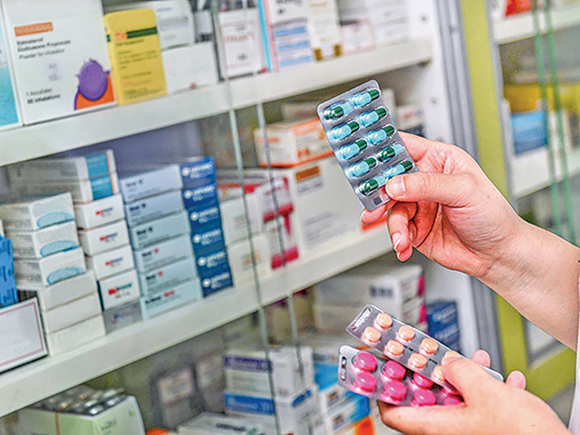 În România: 400 de farmacii publice în spitale, afacere cu profit?