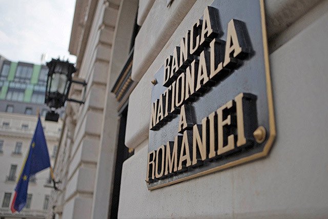 Banca Națională a României (BNR) a cheltuit echivalentul a peste 1 miliard de euro în luna martie pentru a stabiliza leul, pe fondul turbulențelor globale provocate de conflictul din Orientul Mijlociu, conform informațiilor publicate de Bloomberg