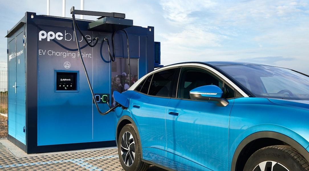 PPC Blue România Instalează Stații de Încărcare Rapidă la Aeroportul Otopeni PPC Blue România va instala șapte stații de încărcare ultra-rapidă pentru vehicule electrice la Aeroportul Internațional Henri Coandă din București (Otopeni)