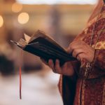 Spovedania, un „duș” pentru suflet: Cum ne curățăm de păcate, explică un preot la Europa FM