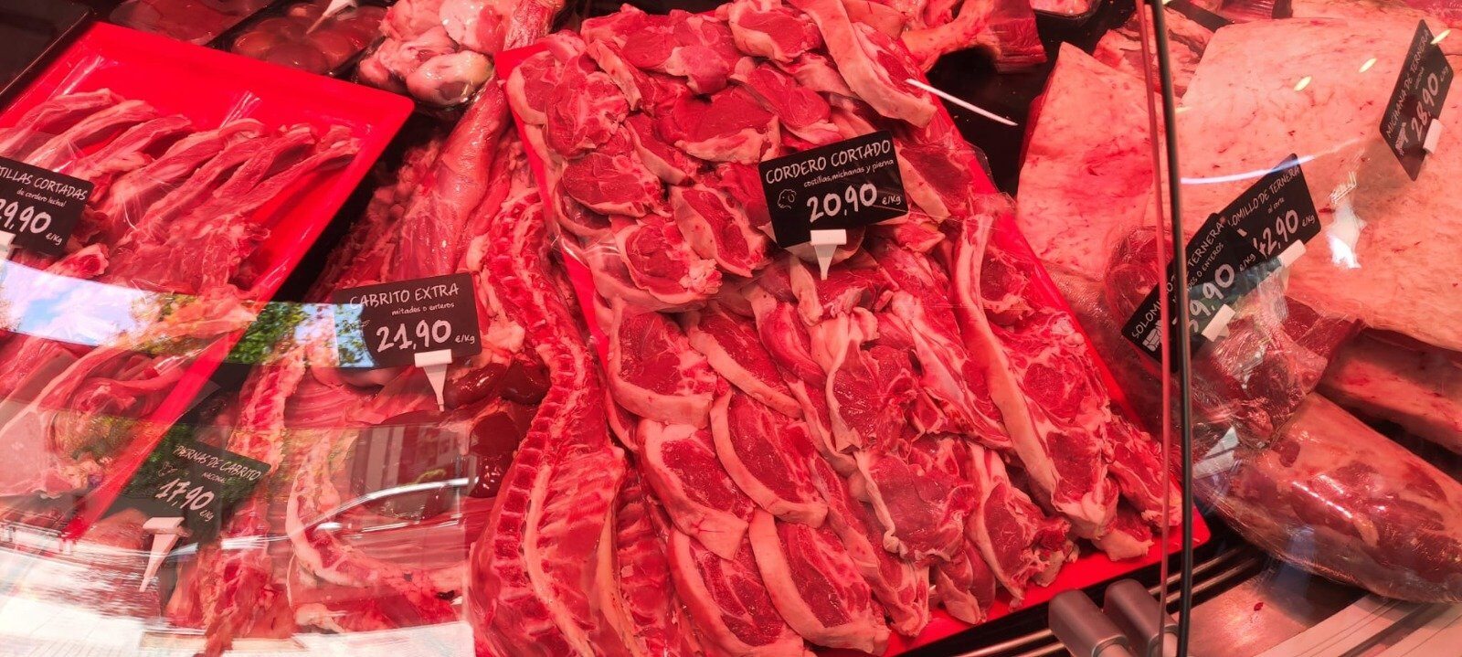 Cotletul de miel, o delicatesă tradițională pe masa de Paște, se pregătește să devină din ce în ce mai greu de digerat pentru buzunarele românilor