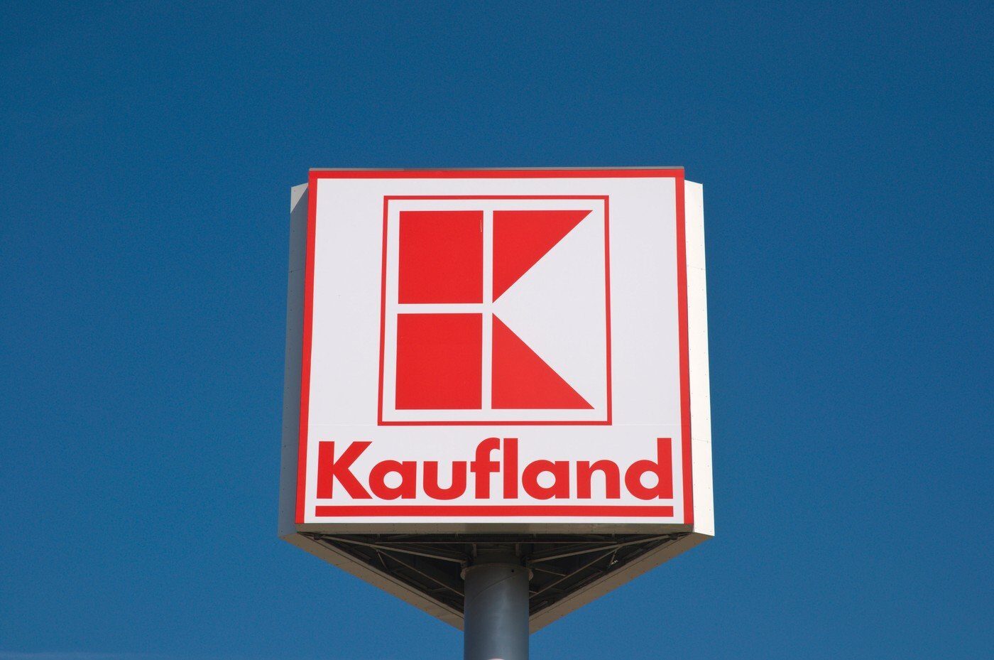 Magazinele Kaufland își modifică programul de Paște: Ce trebuie să știe clienții Cumpărăturile pentru sărbătorile pascale vor fi organizate diferit în magazinele Kaufland, cu modificări de program atât pentru Paștele Catolic, cât și pentru cel Ortodox