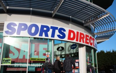 Retailerul britanic Frasers Group, cel mai mare vânzător de echipamente sportive din Regatul Unit, va începe să renunțe treptat la brandul de magazine Hervis din România, urmând ca procesul să demareze din primăvara acestui an