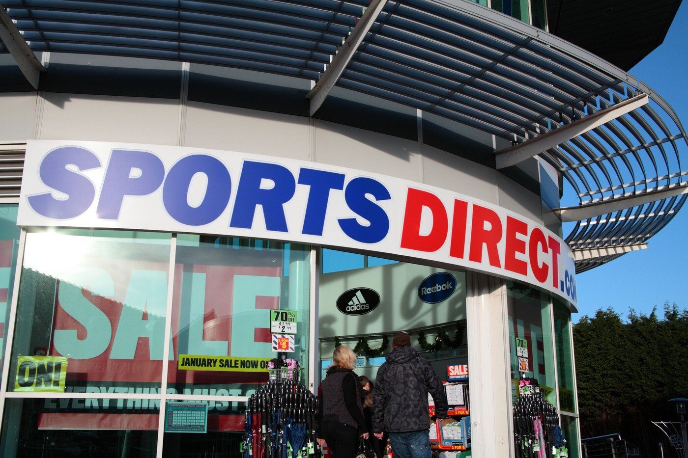 Retailerul britanic Frasers Group, cel mai mare vânzător de echipamente sportive din Regatul Unit, va începe să renunțe treptat la brandul de magazine Hervis din România, urmând ca procesul să demareze din primăvara acestui an