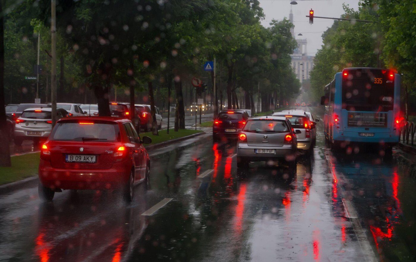 Alerte Meteo: Bucureștiul, sub Cod Galben de Vânt și Ploi Abundente București – Locuitorii Capitalei sunt vizați de două avertizări meteorologice emise joi dimineață de Administrația Națională de Meteorologie (ANM)