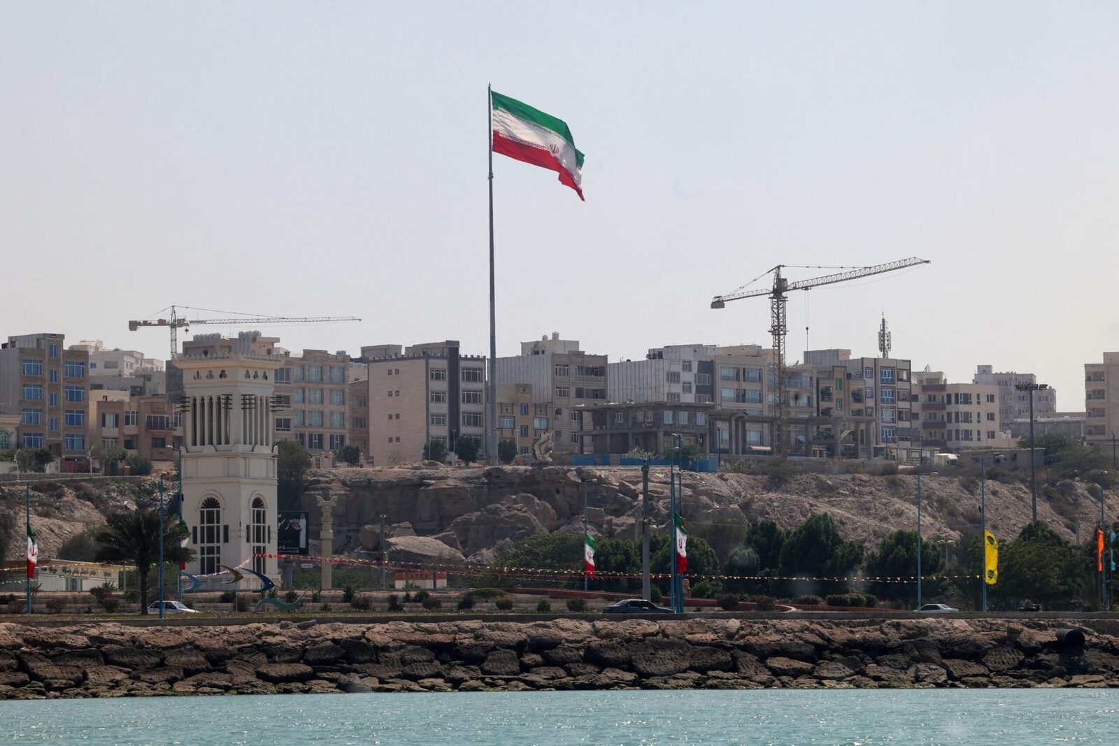 Președintele american DONALD Trump ia în calcul posibilitatea ca Statele Unite ale Americii să preia controlul asupra petrolului iranian, o mișcare cu implicații strategice și comerciale majore