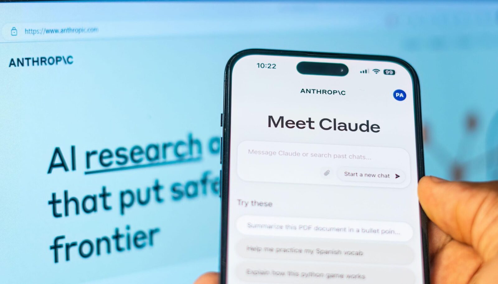 Anthropic, compania de inteligență artificială renumită pentru chatbotul Claude, a oferit spre testare unui consorțiu de companii de tehnologie un model AI care a identificat numeroase vulnerabilități de securitate cibernetică