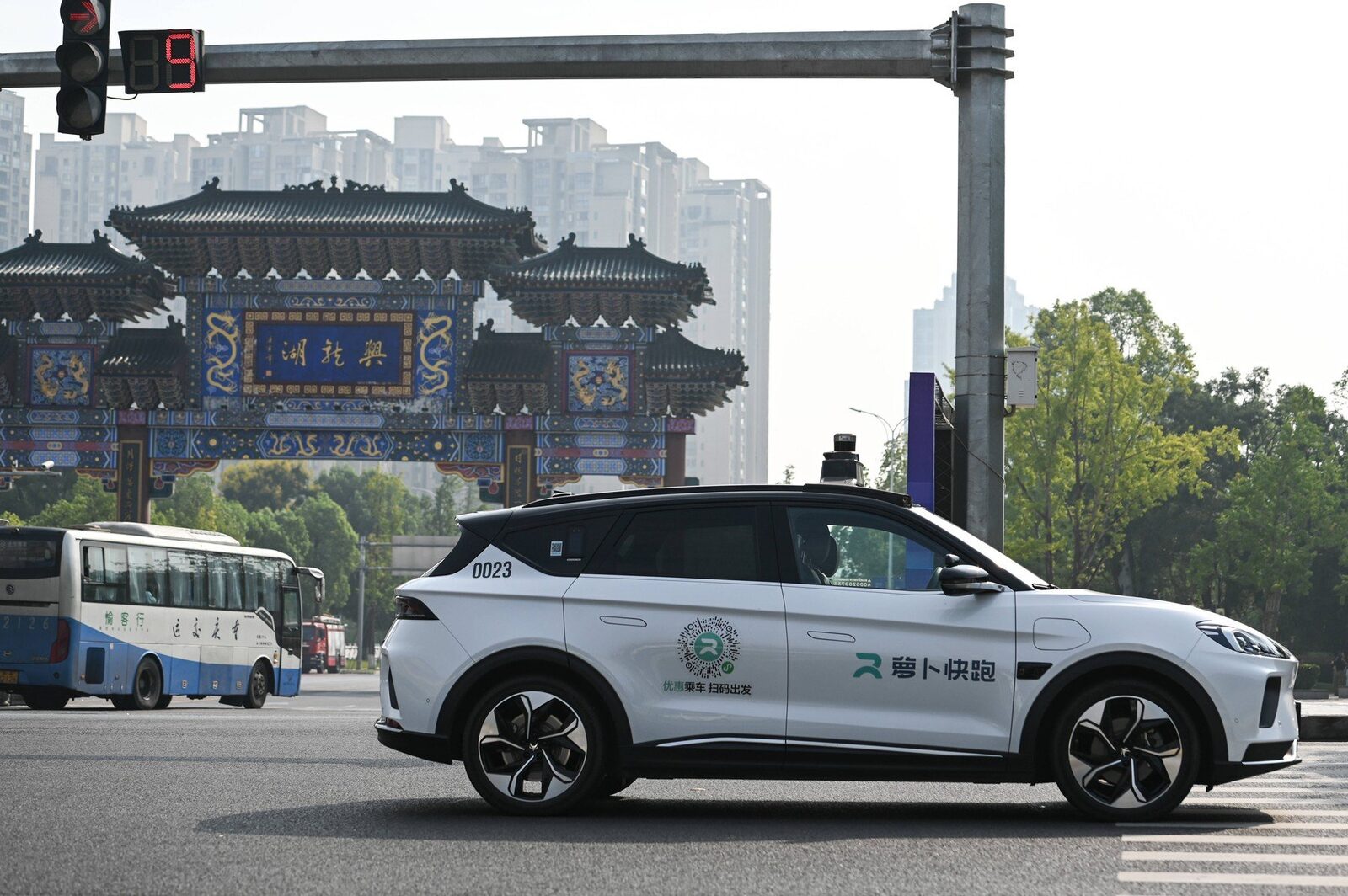 Defecțiune majoră la robotaxiurile Baidu în Wuhan: Zeci de mașini, blocate pe străzi Wuhan, un oraș important din centrul Chinei, a fost martorul unui incident major care a pus sub semnul întrebării siguranța și fiabilitatea serviciilor de robotaxi