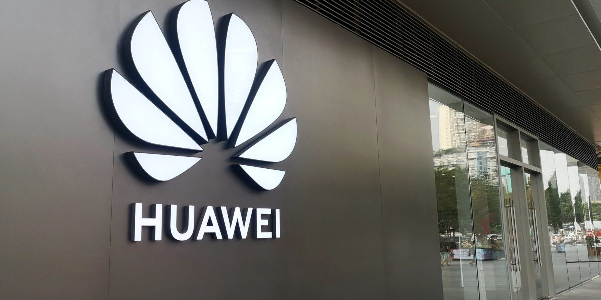 Huawei învinge Apple și Samsung: Noul telefon pliabil, un succes!