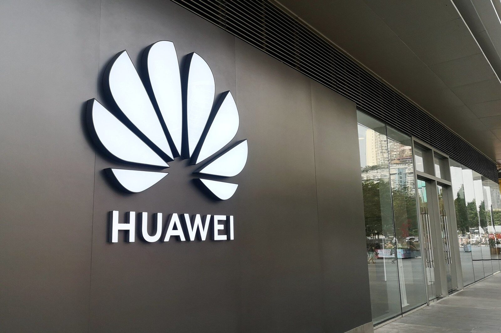 Huawei învinge Apple și Samsung: Noul telefon pliabil, un succes!