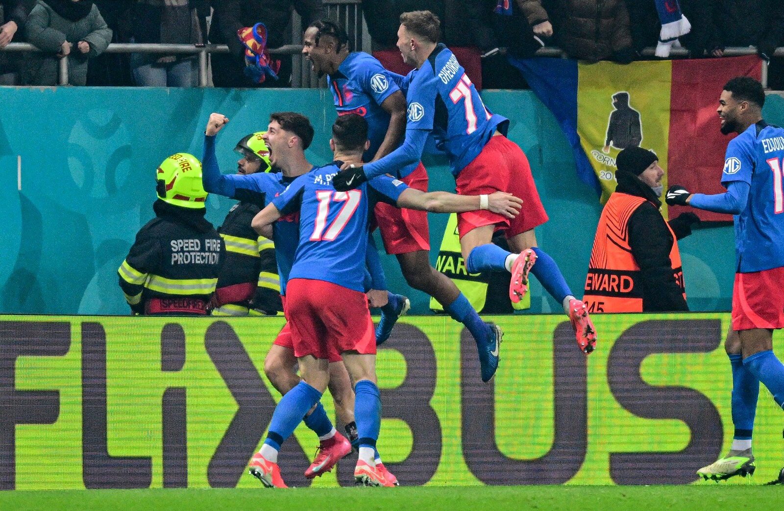 FC Botoșani a învins spectaculos FCSB: O nouă înfrângere pentru echipa lui Mirel Rădoi FC Botoșani a reușit o victorie surprinzătoare în fața FCSB, scor 3-2, într-un meci palpitant disputat vineri seară pe Stadionul Municipal din Botoșani