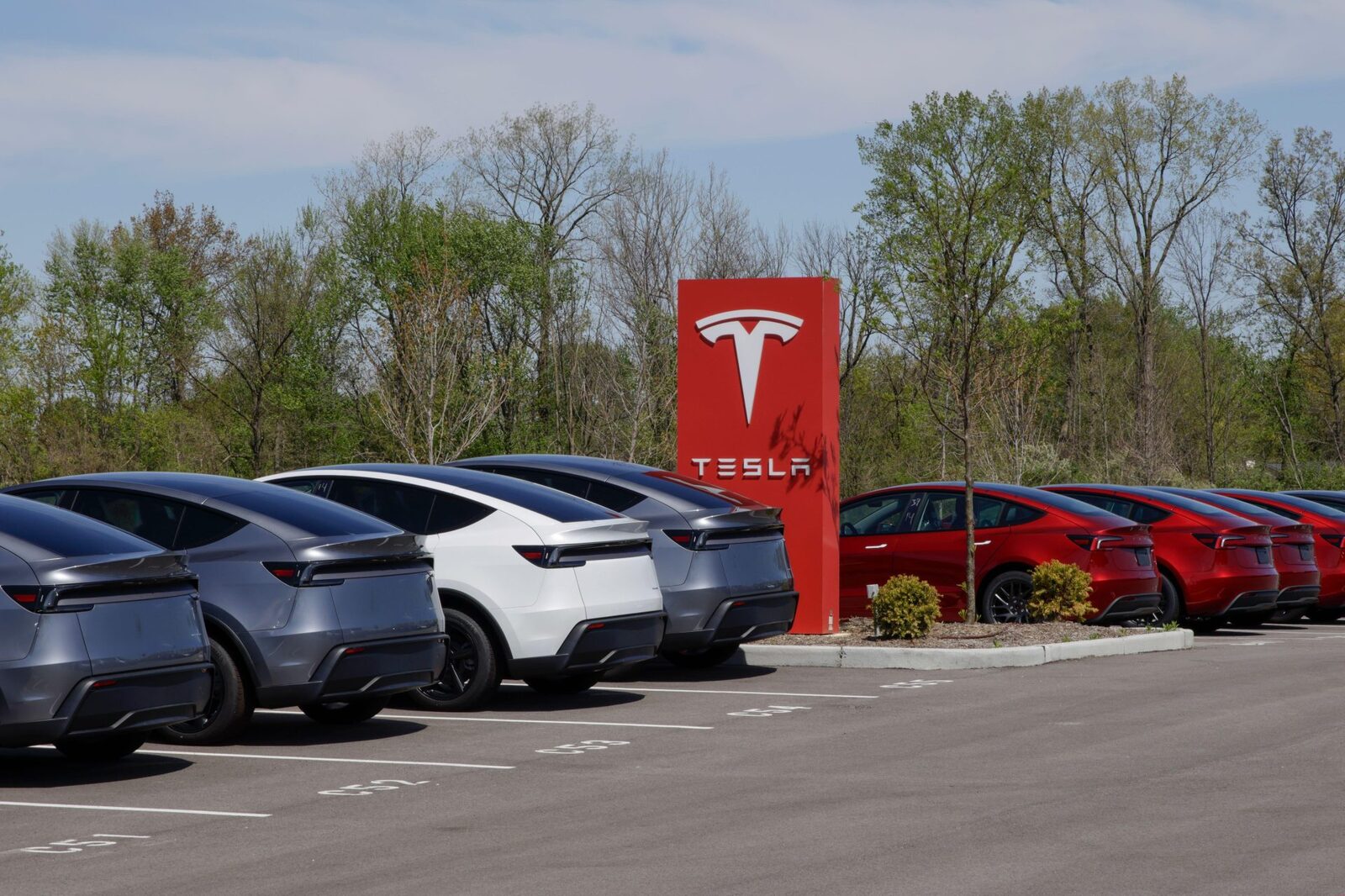 Creștere spectaculoasă pentru Tesla în Europa: Vânzările se apropie de recorduri Înmatriculările de autoturisme Tesla au cunoscut o creștere semnificativă în Europa în luna martie, cu o triplare a vânzărilor în Franța și o dublare în țările nordice