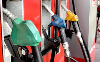 Benzina la preț redus: ROMPETROL domină piața cu o reducere semnificativă În noaptea de vineri, 3 aprilie 2026, ROMPETROL a lansat o ofensivă de preț, reducând prețul benzinei cu 32 de bani pe litru