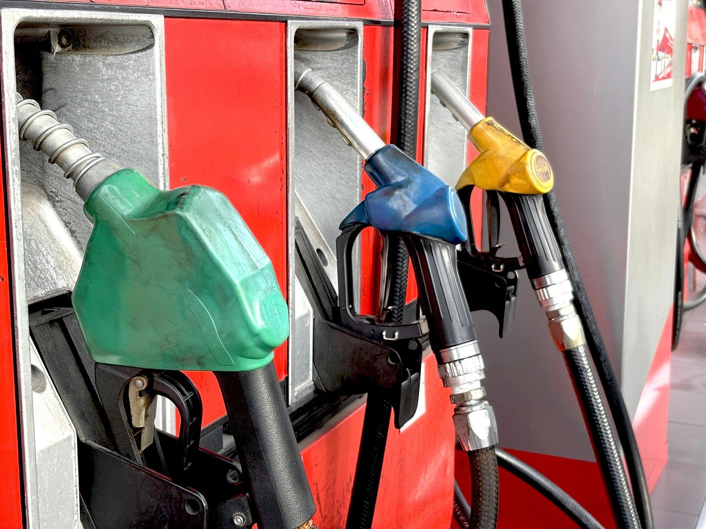 Benzina la preț redus: ROMPETROL domină piața cu o reducere semnificativă În noaptea de vineri, 3 aprilie 2026, ROMPETROL a lansat o ofensivă de preț, reducând prețul benzinei cu 32 de bani pe litru
