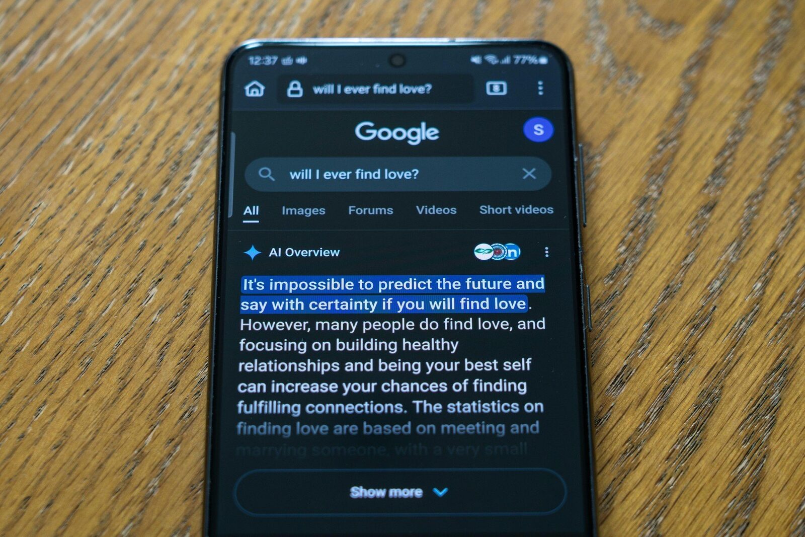 O funcție importantă a căutărilor Google utilizează inteligența artificială (IA) pentru a oferi rezumate concise în partea superioară a ecranului