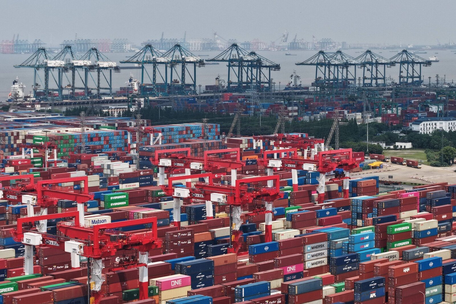 China: Exporturile, lovitură puternică pentru gigantul asiatic