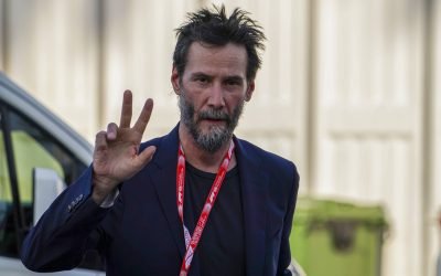 De la reclame la Coca-Cola la starul mondial: Ascensiunea lui Keanu Reeves Înainte de a deveni o figură iconică a genului de acțiune și un nume respectat la Hollywood, starul canadian KEANU REEVES era un actor tânăr care se confrunta cu greutăți și prejudecăți în industria cinematografică
