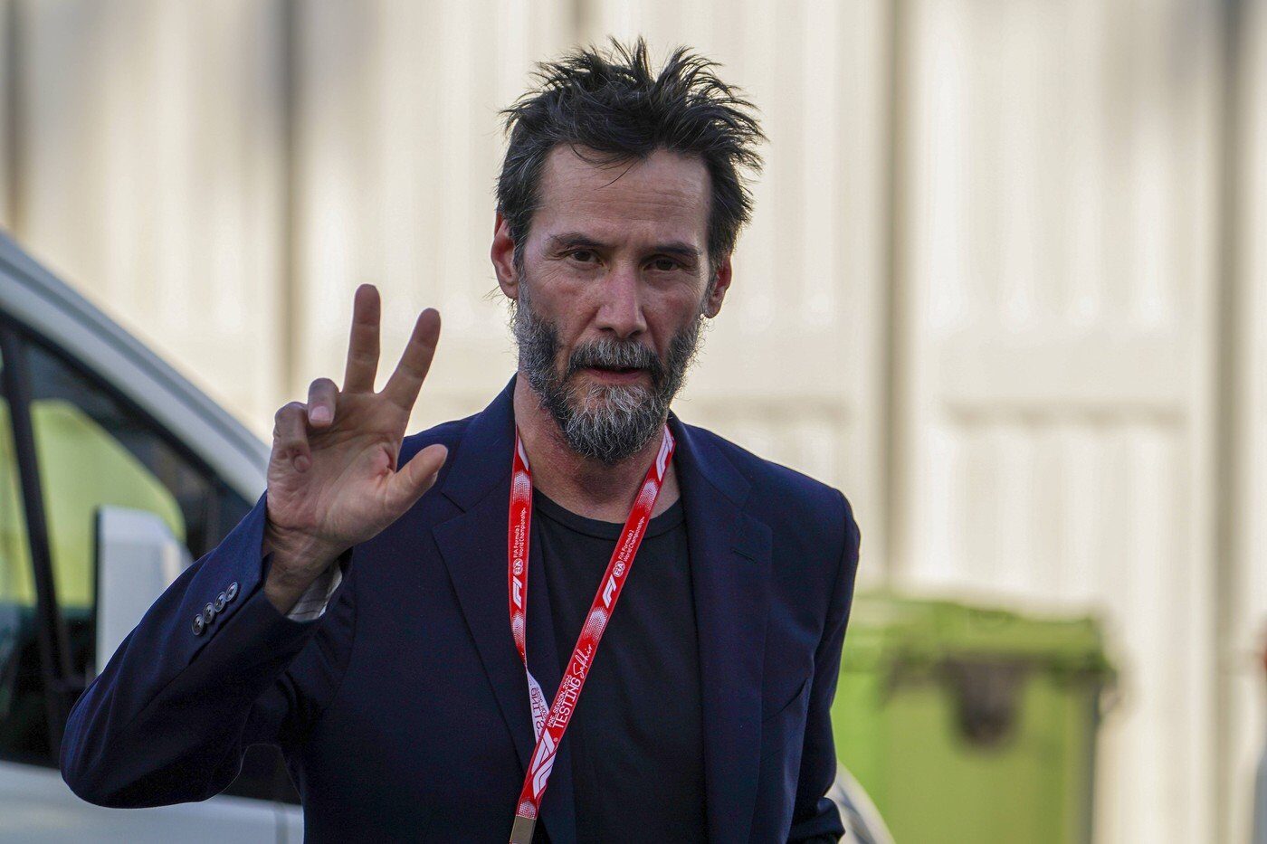 De la reclame la Coca-Cola la starul mondial: Ascensiunea lui Keanu Reeves Înainte de a deveni o figură iconică a genului de acțiune și un nume respectat la Hollywood, starul canadian KEANU REEVES era un actor tânăr care se confrunta cu greutăți și prejudecăți în industria cinematografică