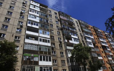 Scările de la bloc, între responsabilitate și riscuri: Cum procedezi corect pentru reparații Problema reparațiilor la scările de bloc, mai ales la cele de acces, ridică adesea dileme pentru locatari