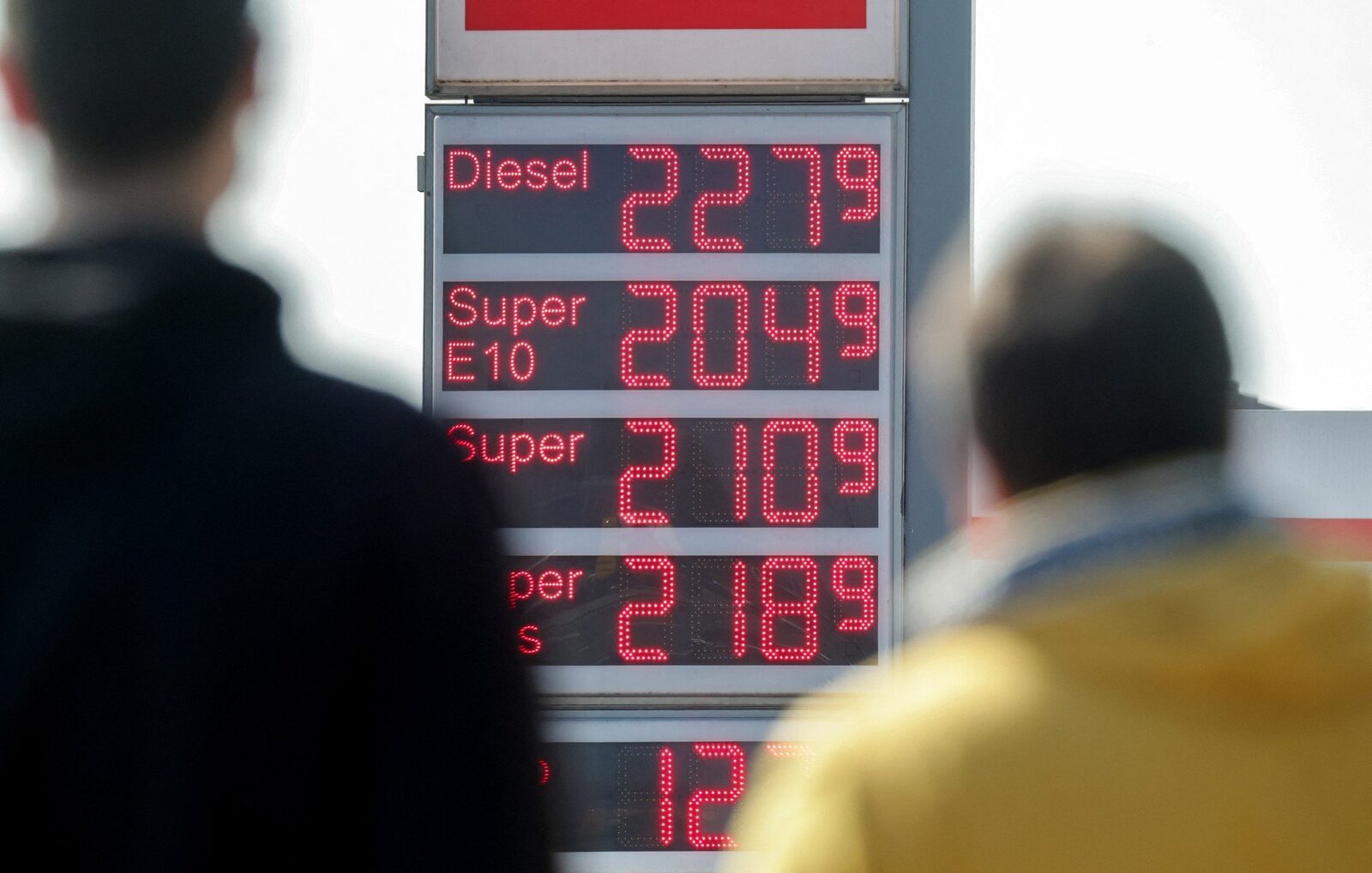 Germania limitează majorările de preț la carburanți pentru a contracara „efectul de rachetă și pană” Guvernul german a impus noi reglementări care limitează creșterea prețurilor la carburanți la o singură dată pe zi, la ora 12:00