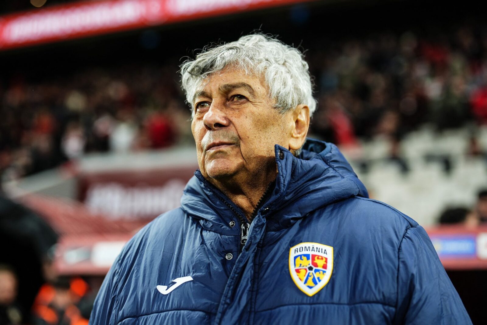 Foștii jucători și antrenori ai „naționalei” țării, legenda fotbalului românesc, Mircea Lucescu, a încetat din viață marți, 7 aprilie 2026, la Spitalul Universitar de Urgență București, la vârsta de 80 de ani