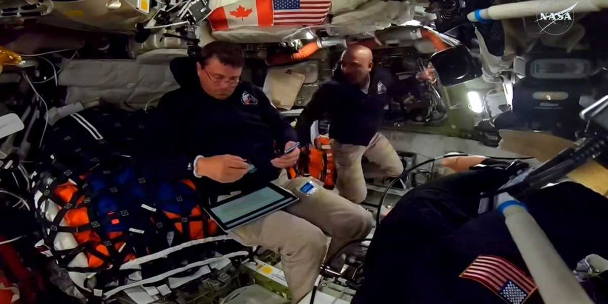 Ce telefoane folosesc astronauții NASA pe drumul spre Lună