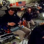 Ce telefoane folosesc astronauții NASA pe drumul spre Lună