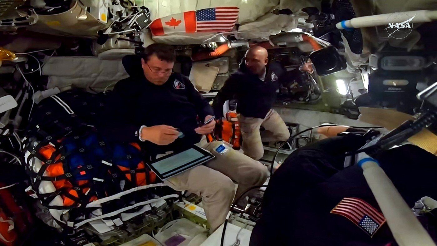 Ce telefoane folosesc astronauții NASA pe drumul spre Lună