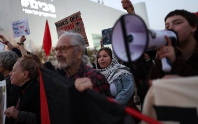 Mii de protestatari au manifestat la Tel Aviv împotriva războiului cu Iranul și Hezbollah TEL AVIV – Peste o mie de persoane au ieșit sâmbătă seara pe străzile din Tel Aviv pentru a protesta împotriva războiului dus de Israel împotriva IRANULUI și HEZBOLLAH în Liban