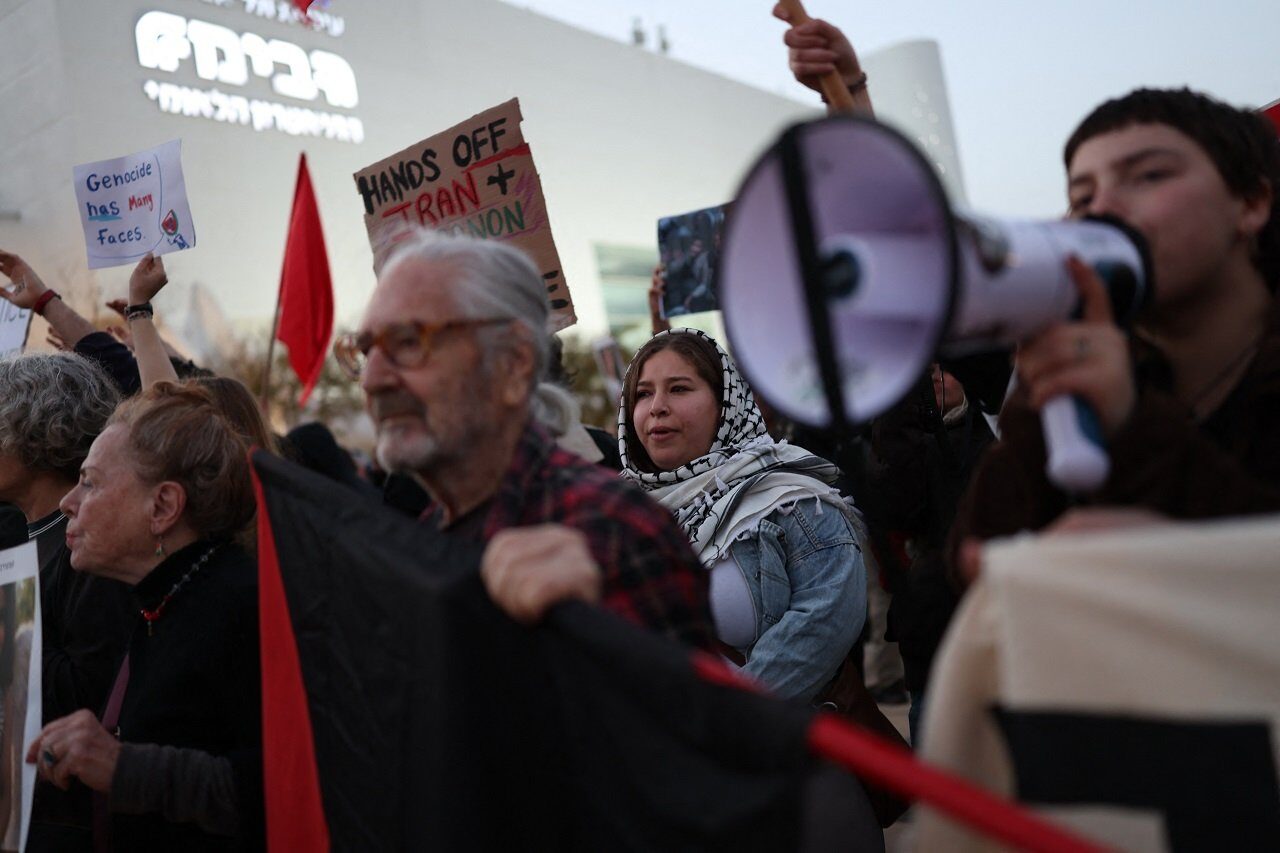 Mii de protestatari au manifestat la Tel Aviv împotriva războiului cu Iranul și Hezbollah TEL AVIV – Peste o mie de persoane au ieșit sâmbătă seara pe străzile din Tel Aviv pentru a protesta împotriva războiului dus de Israel împotriva IRANULUI și HEZBOLLAH în Liban