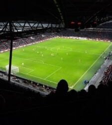 Man, campion în Olanda! Românul cucerește titlul în Eredivisie cu PSV Eindhoven EINDHOVEN, 21 aprilie 2026 – Fotbalul românesc are un nou campion într-un campionat de top european! Atacantul român Dennis Man a câștigat titlul în Eredivisie cu PSV Eindhoven, după ce rivala Feyenoord a remizat, oferind matematic titlul echipei lui Man cu cinci etape înainte de finalul sezonului