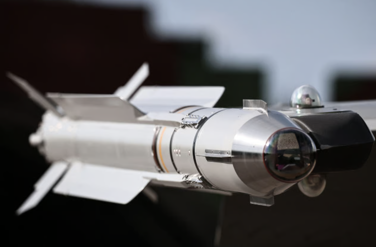 Guvernul bagă 280 mld euro în apărare: Drone kamikaze și rachete pe bandă rulantă până în 2030