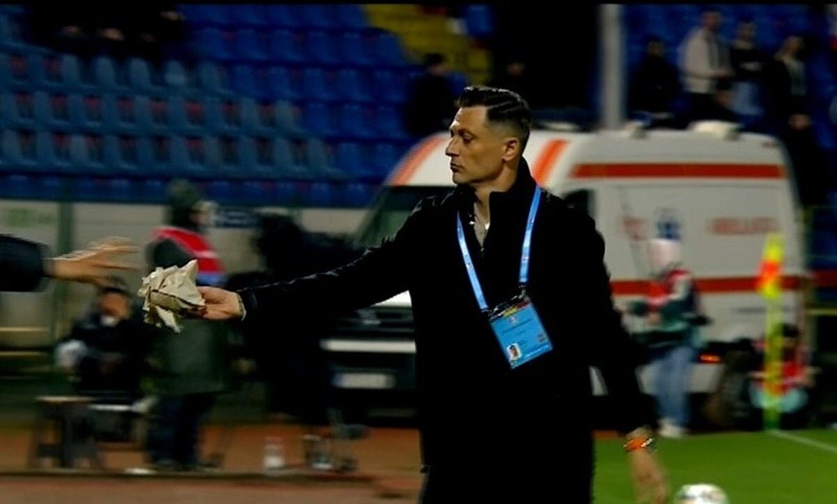 Hârtie igienică pentru Mirel Rădoi: Gestul fanilor din Botoșani după declarațiile controversate Incident neobișnuit la meciul dintre FC Botoșani și FCSB, din etapa a treia a play-out-ului
