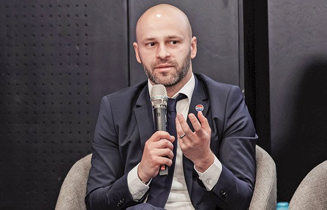 O strategie solidă de a atrage investiții: România, ca hub al lanțului de aprovizionare Oportunitățile de atragere a investițiilor străine directe (ISD) în România sunt multiple, dar succesul depinde de capacitatea de a oferi soluții concrete, adaptate nevoilor investitorilor