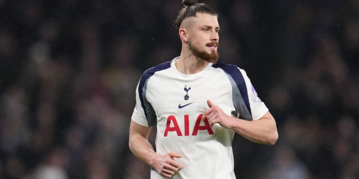 Odată cu numirea lui Roberto De Zerbi ca antrenor principal al echipei Tottenham Hotspur, fundașul român Radu Drăgușin ar putea avea de suferit în ceea ce privește timpul de joc