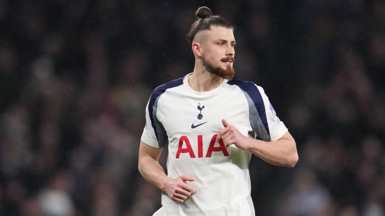 Odată cu numirea lui Roberto De Zerbi ca antrenor principal al echipei Tottenham Hotspur, fundașul român Radu Drăgușin ar putea avea de suferit în ceea ce privește timpul de joc
