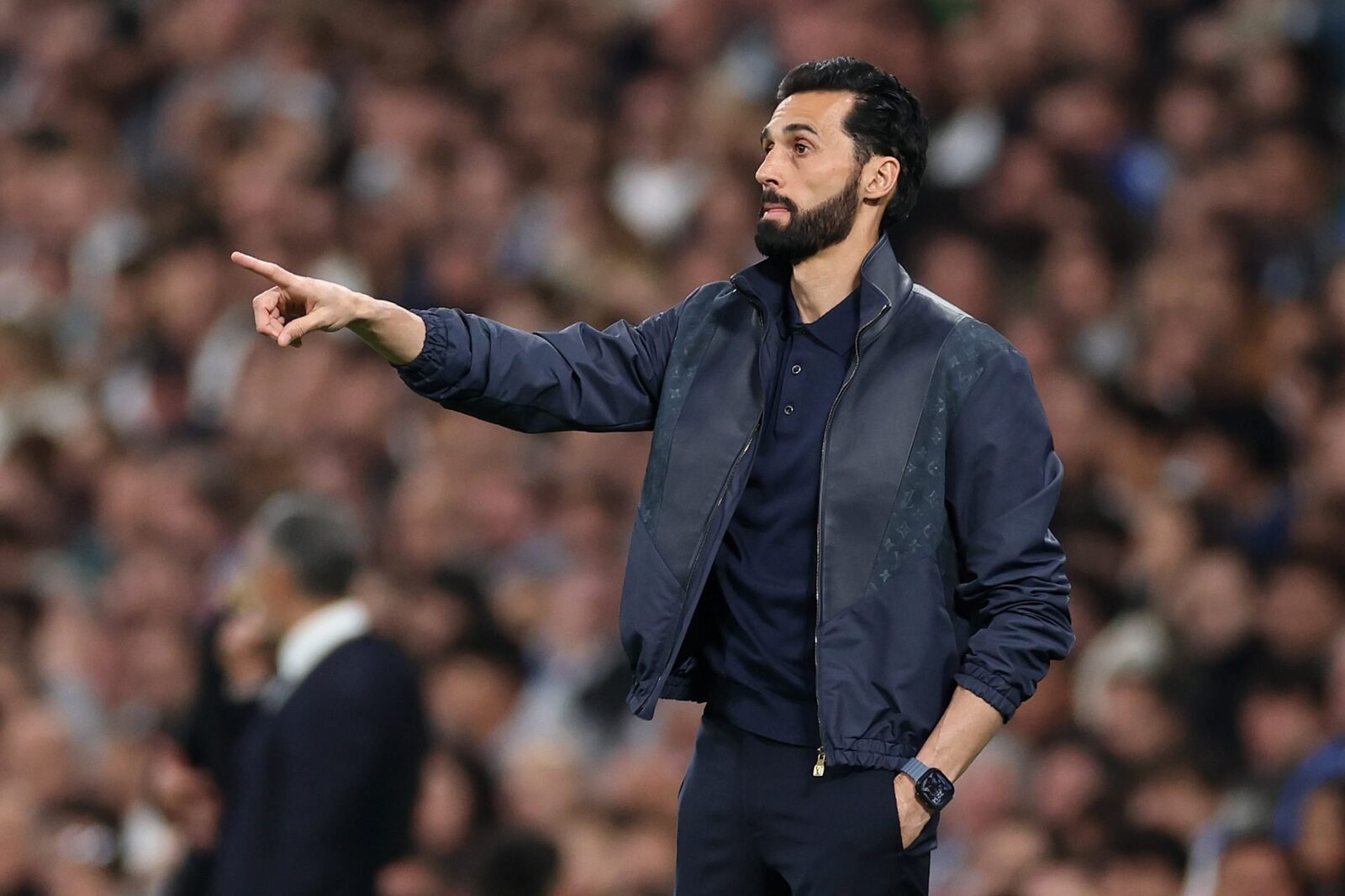 Alvaro Arbeloa, managerul de la Real Madrid, pare să fi intrat în dizgrația unuia dintre jucătorii săi, Raul Asencio, după o serie de evenimente care au culminat cu excluderea fundașului din lotul echipei