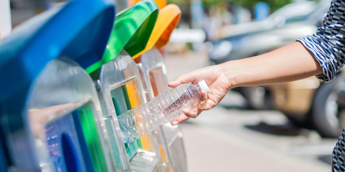 Amenzi URIAȘE pentru gunoi: Regulile vor schimba România din 2026!