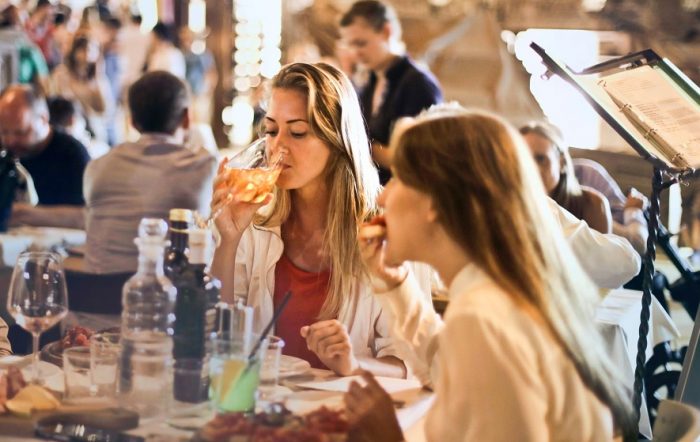 Creșterea prețurilor la carburanți, alimentată de tensiunile din Orientul Mijlociu, lovește portofelele românilor nu doar la pompă, ci și în farfurie