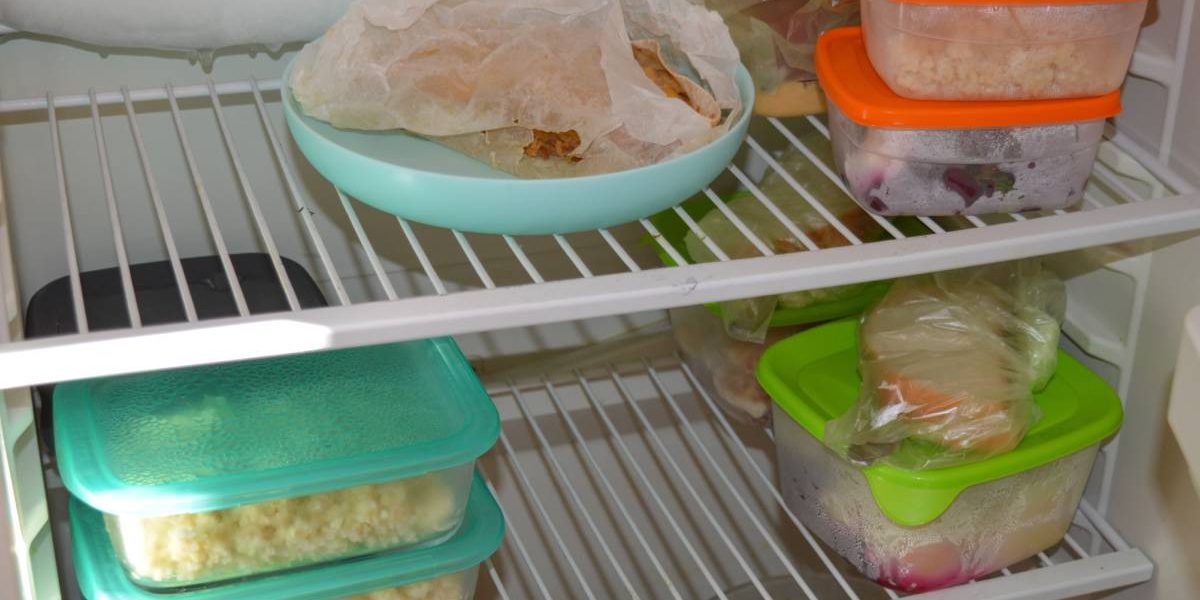 Câte zile poți păstra mâncarea-n frigider? Greșelile fatale