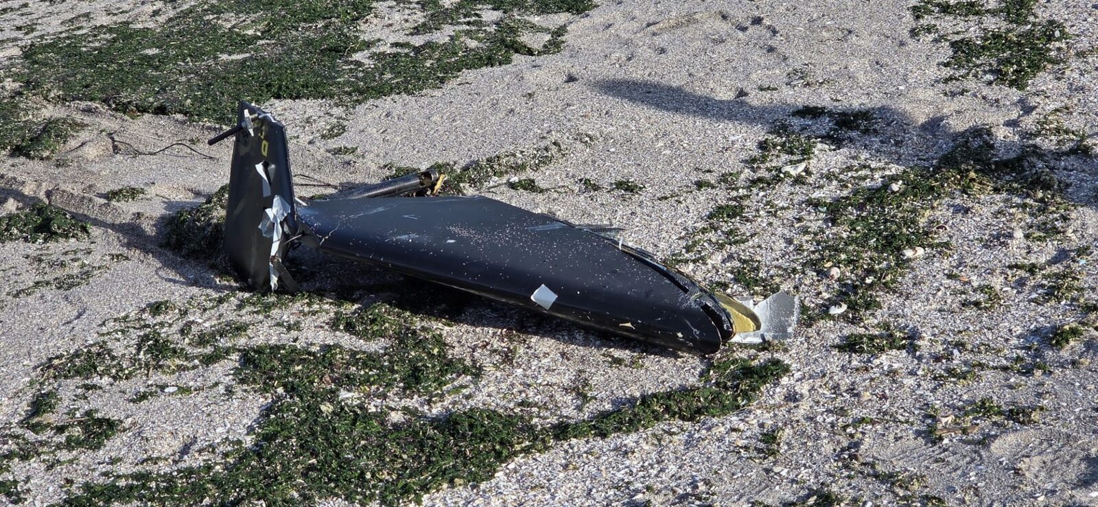 RESTURI DE DRONĂ, DESCOPERITE PE LITORALUL ROMÂNESC: AUTORITĂȚILE INVESTIGHEAZĂ Un posibil fragment dintr-o dronă a fost descoperit vineri după-amiaza pe litoralul românesc, în urma unui apel la numărul de urgență 112