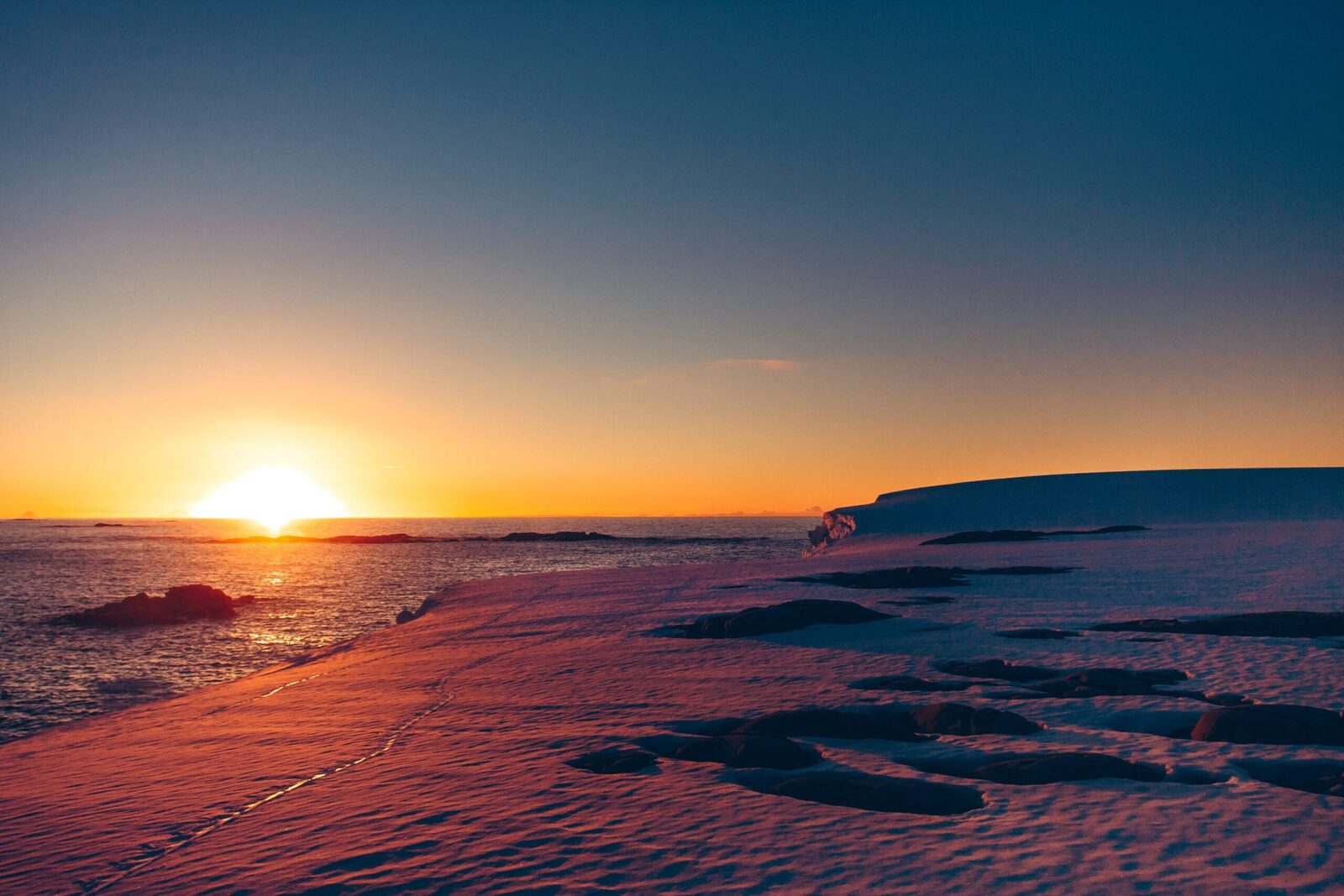 Antarctica, un continent bogat sub gheață Antarctica ascunde rezerve uriașe de metale prețioase, dar exploatarea acestora este, cel puțin deocamdată, interzisă