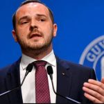 România negociază cu Pfizer: 600 de milioane de euro pentru vaccinuri, transformați în medicamente inovatoare? București – Ministerul Sănătății vrea să transforme datoria de 600 de milioane de euro către compania Pfizer, reprezentând vaccinuri anti-COVID refuzate, în beneficii pentru pacienți