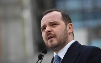 Rogobete: România ar putea primi medicamente inovative de la Pfizer în schimbul datoriilor Ministrul Sănătății, Alexandru Rogobete, a anunțat posibilitatea ca România să negocieze cu compania farmaceutică Pfizer plata datoriilor de aproape 700 de milioane de euro prin primirea de medicamente inovative