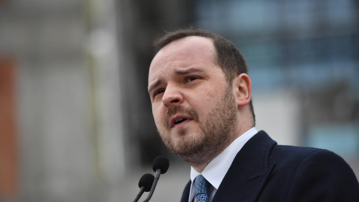 Rogobete: România ar putea primi medicamente inovative de la Pfizer în schimbul datoriilor Ministrul Sănătății, Alexandru Rogobete, a anunțat posibilitatea ca România să negocieze cu compania farmaceutică Pfizer plata datoriilor de aproape 700 de milioane de euro prin primirea de medicamente inovative